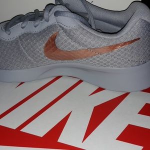 Swarovski Nike aufgemotzt Frauen Nike Air Max 270 läuft Swarovski Nike aufgemotzt Frauen Nike Air Max 270 läuft